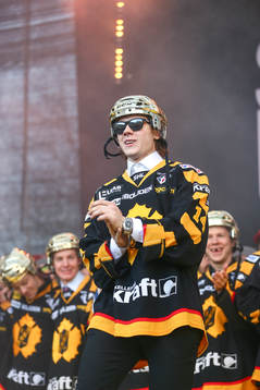Petter Emanuelsson firar SM-guldet i ishockey på torget i