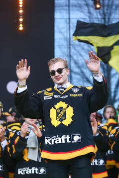 Adam Pettersson firar SM-guldet i ishockey på torget i