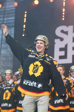 Erik Forsell firar SM-guldet i ishockey på torget i