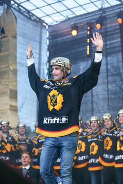 Pontus Petterström firar SM-guldet i ishockey på torget i