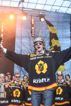 Melker Karlsson firar SM-guldet i ishockey på torget i