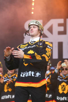 Martin Lundberg firar SM-guldet i ishockey på torget i