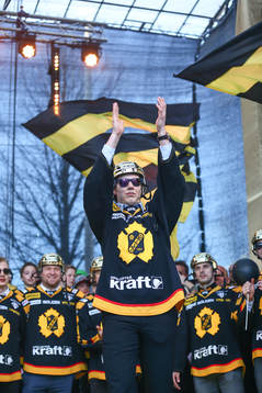 Oskar Sundqvist firar SM-guldet i ishockey på torget i
