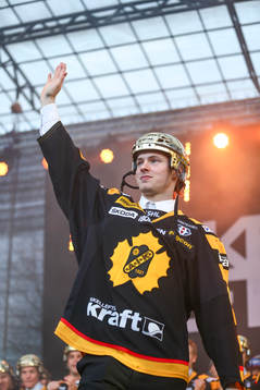 Martin Lundberg firar SM-guldet i ishockey på torget i