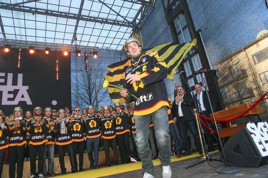 Jimmie Ericsson firar SM-guldet i ishockey på torget i