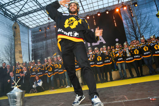 Pierre Eduoard Bellemare firar SM-guldet i ishockey på