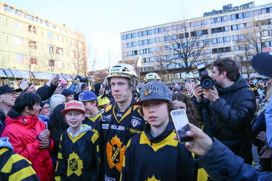 Erik Forsell firar SM-guldet i ishockey på torget i