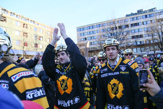 Bud Holloway och Arvid Lundberg firar SM-guldet i ishockey