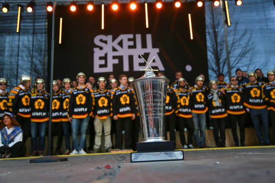 LeMat pokalen i förgrunden och Skellefteå spelare som