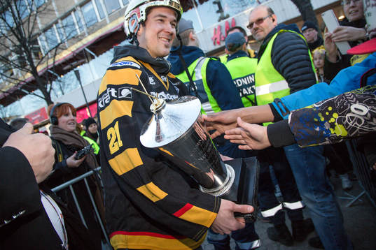 Jimmie Ericsson firar SM-guldet i ishockey på torget i