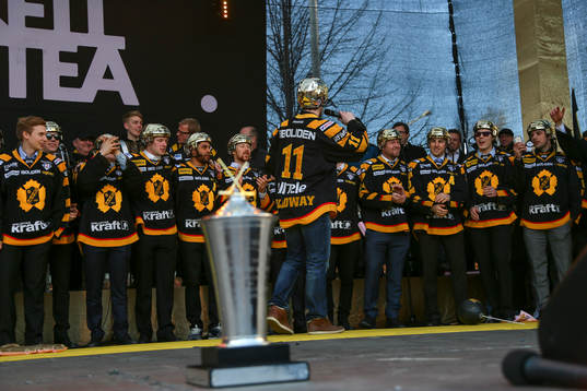 Bud Holloway sjunger och firar SM-guldet i ishockey på