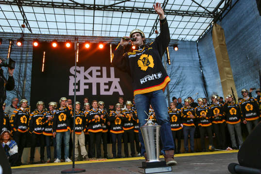 Bud Holloway sjunger och firar SM-guldet i ishockey på