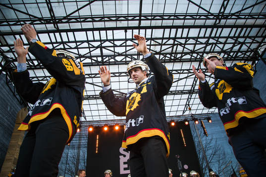 Joakim Lindström firar SM-guldet i ishockey på torget i
