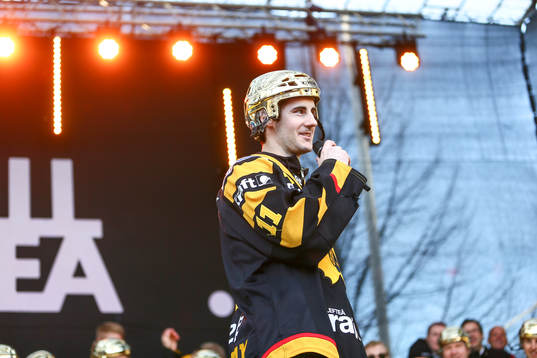 Bud Holloway sjunger och firar SM-guldet i ishockey på