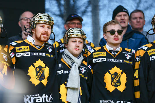 Erik Hanses, Oscar Möller och Adam Pettersson firar