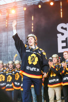 John Norman firar SM-guldet i ishockey på torget i