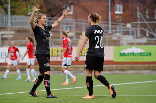 Göteborgs Andrine Hegerberg  (tv) gratulerar  Manon Melis