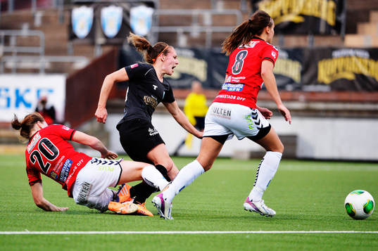 Kristianstads Mia Carlsson fäller Göteborgs Manon Melis