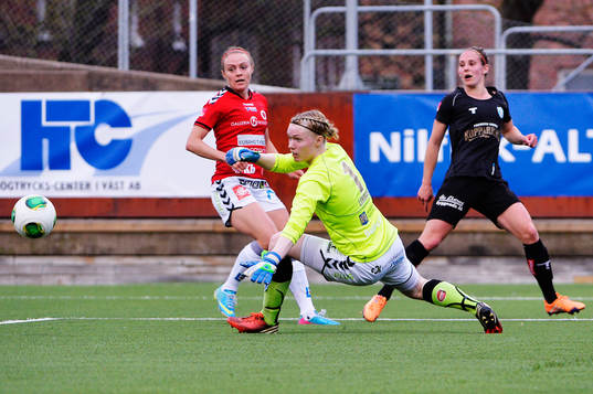 Göteborgs Manon Melis ett skott utanför Kristianstads