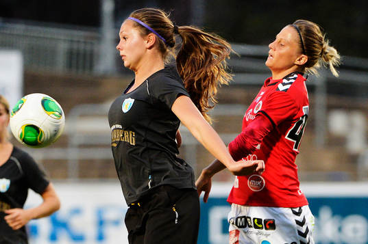 Göteborgs Lieke Martens tar ner bollen framför