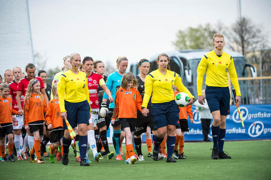Lagen tågar in innan fotbollsmatchen i Damallsvenskan