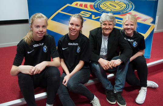 Förbundskapten Pia Sundhage med tre tjejer som är