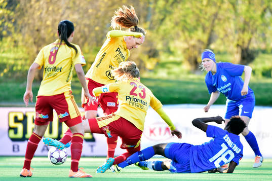 Eskilstunas Gaelle Enganamouit stoppas av Tyresös Linda