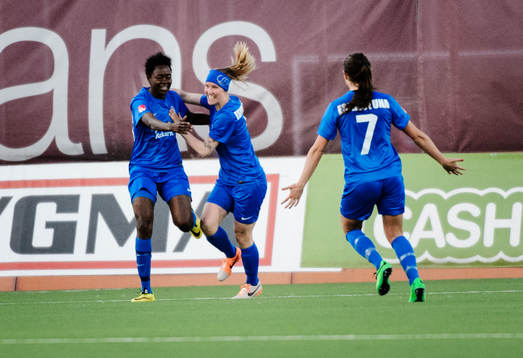 Eskilstunas spelare Gaelle Enganamouit, Kim Arodin och