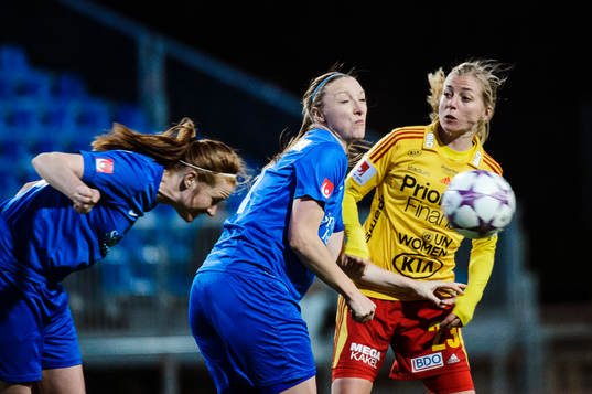 Eskilstunas Vaila Barsley nickar undan bollen framför mål