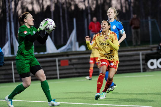 Eskilstunas målvakt Emelie Almesjö tar bollen framför