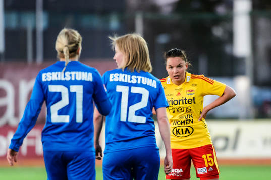 Tyresös Johanna Rytting Kaneryd tittar på Eskilstunas