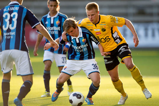 Kamp mellan Djurgårdens Alexander Bergendahl (med boll)