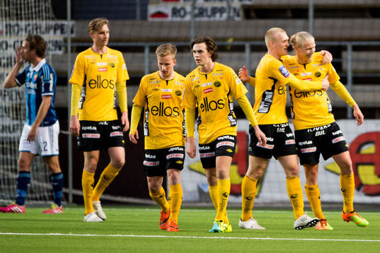 Elfsborgs spelarna jublar och Jakob Berg klappas om