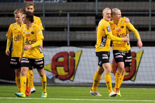Elfsborgs spelarna jublar och Jakob Berg klappas om av