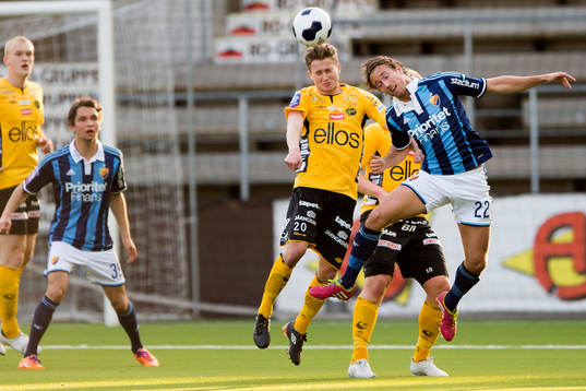 Nickduell mellan Elfsborgs Adam Lundqvist (v) och