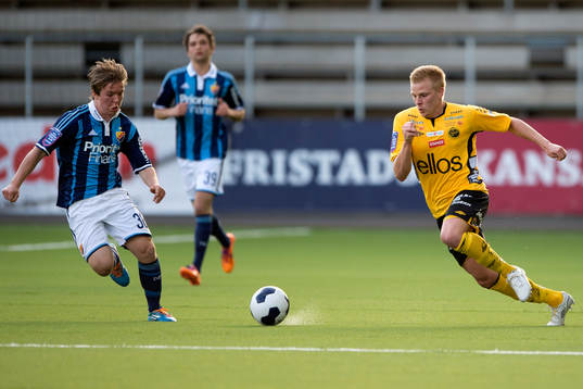 Djurgårdens Alexander Bergendahl (v) och Elfsborgs Per