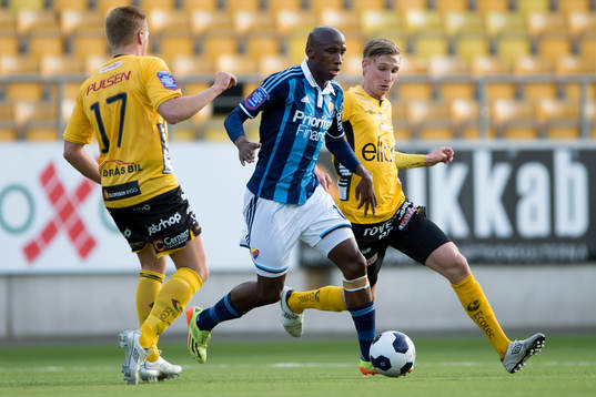 Djurgårdens Mark Mayambela (med boll) och Elfsborgs Viktor