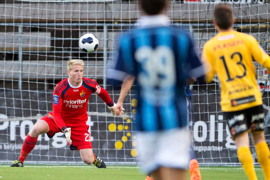Djurgårdens målvakt Hampus Nilsson räddar skott