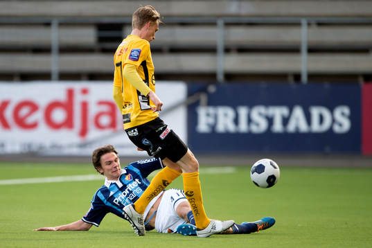 Djurgårdens Ludvig Brandimarti bryter boll av Elfsborgs