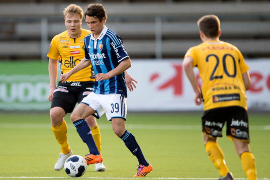 Djurgårdens Mirijan Cosic med Elfsborgs Martin Ingesson i
