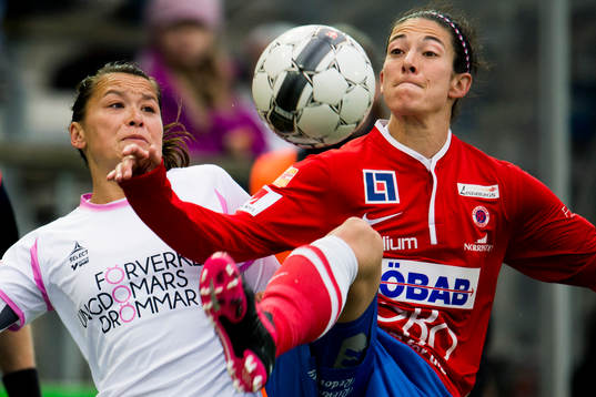 Rosengårds Alexandra Riley i kamp om bollen med Örebros
