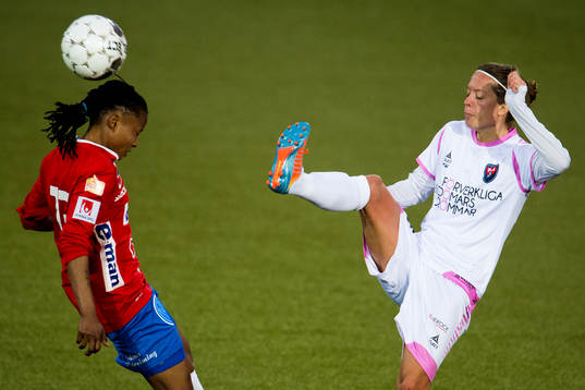 Örebros Ogonna Chukwudi och Rosengårds Lina Nilsson