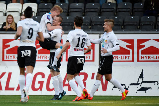 Daniel Gustavsson i ösk firas av lagkamrater