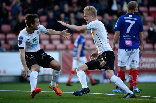 Shpetim Hasani och Karl Holmberg firar 2-0 målet