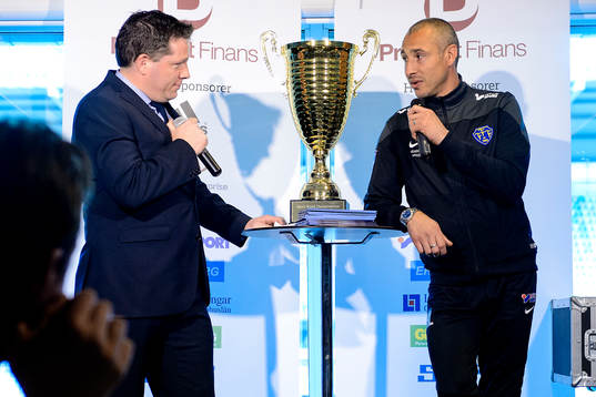 Falkenbergs tränare Henrik Larsson blir intervjuad innan