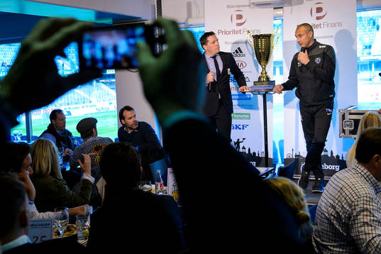 Falkenbergs tränare Henrik Larsson blir intervjuad innan