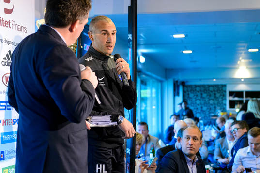Falkenbergs tränare Henrik Larsson blir intervjuad innan