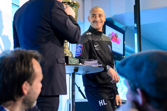 Falkenbergs tränare Henrik Larsson blir intervjuad innan