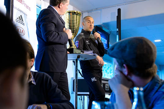 Falkenbergs tränare Henrik Larsson blir intervjuad innan