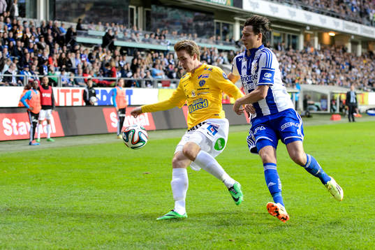 Falkenbergs Adam Eriksson jagas av IFK Göteborgs Martin